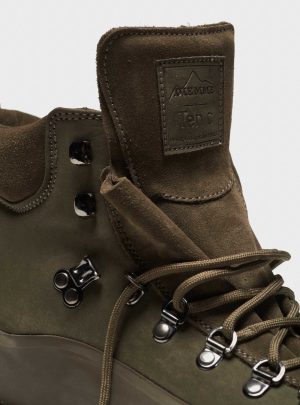 MOUNTAINEERING BOOTS