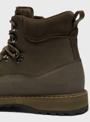 MOUNTAINEERING BOOTS