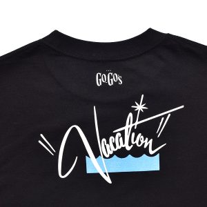 GO-GO’S “Vacation” Print Crew Neck T-SH