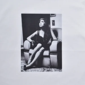 Amy Winehouse “Sitti ng On A Chair” Photo S/S Tee