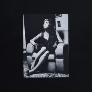Amy Winehouse “Sitti ng On A Chair” Photo S/S Tee