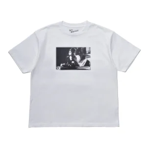 Amy Winehouse “Lean On A Car” Photo S/S Tee