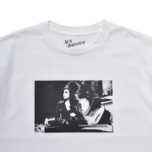 Amy Winehouse “Lean On A Car” Photo S/S Tee