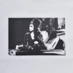 Amy Winehouse “Lean On A Car” Photo S/S Tee