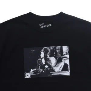 Amy Winehouse “Lean On A Car” Photo S/S Tee