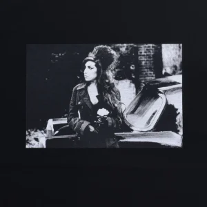 Amy Winehouse “Lean On A Car” Photo S/S Tee